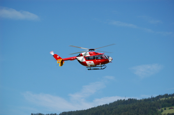 EC145 am stahlblauen Himmel