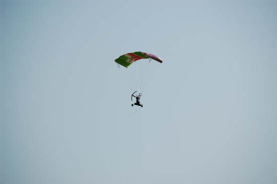 Skysurfer fliegen am Himmel