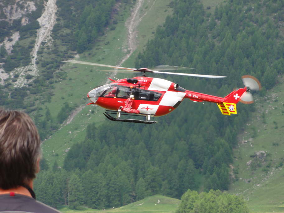 EC145 im Vorbeiflug