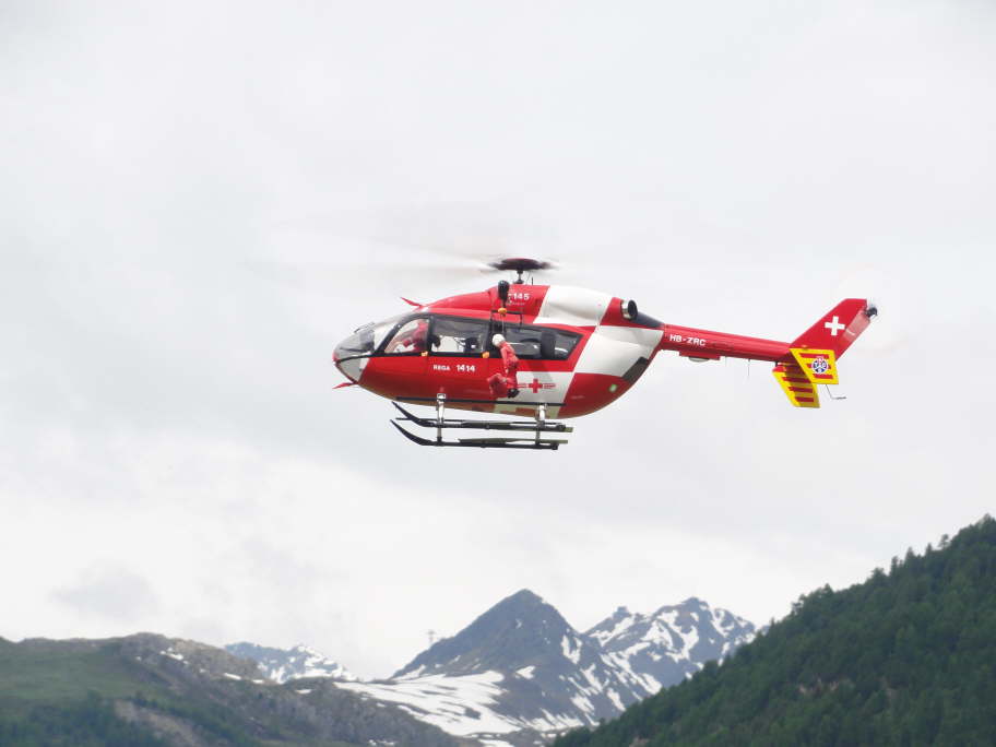 EC145 vor den Engadiner Bergen