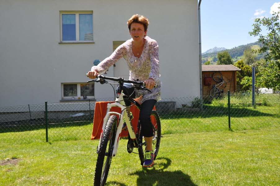 Susanne pobiert ihr neues Fahrrad aus