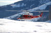 Gegenflugzeug filiegt durch das Tunnel