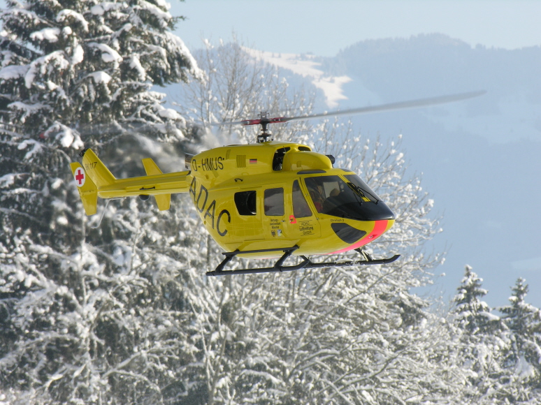 ADAC in winterlicher Landschaft