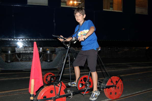 Dario auf Eisenbahnvelo