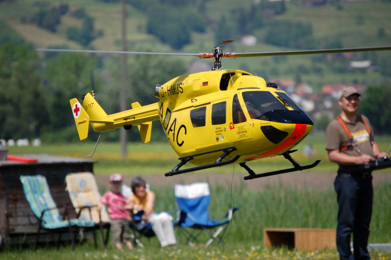 Pilot dezent im Hintergrund