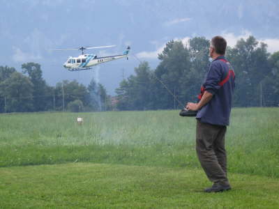 Links Bell 205, rechts Werner