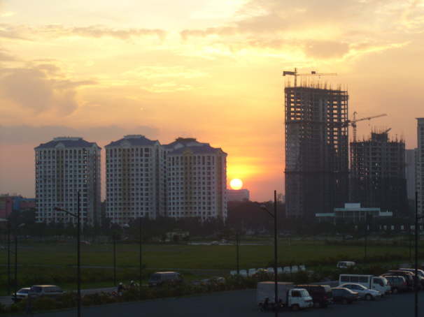 Ein Sonnenuntergang ber Manila